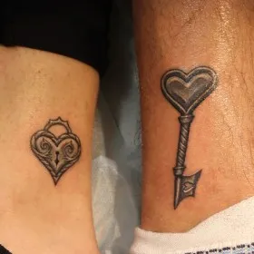 Татуировка для двоих на щиколотке у парня и девушки - ключ и замок