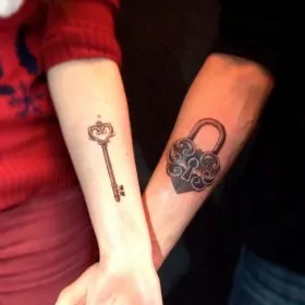 Татуировка на двоих на предплечье у парня и девушки - замок и ключ