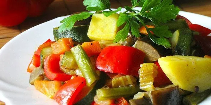 Тушеные овощи на тарелке