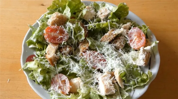Классический салат Цезарь с курицей, сухариками и помидорами