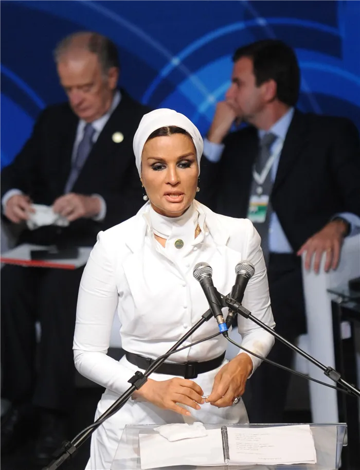 Как покорить не только мужа, но и весь мир: шейха Моза - самая богатая женщина арабских стран