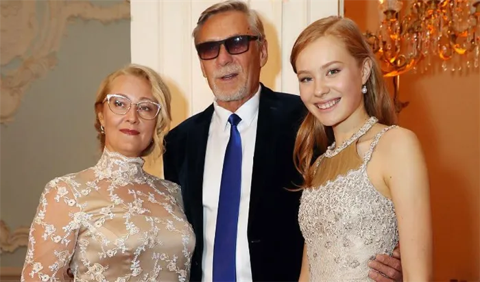 Александр Михайлов с женой и дочерью Мирославой