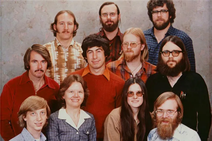 Основатели Microsoft Пол Аллен (крайни справа внизу) и Билл Гейтс с первой командой компании
