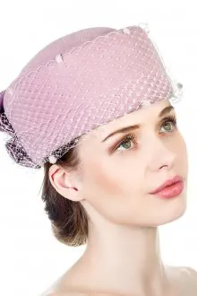 Розовая шляпка из велюра