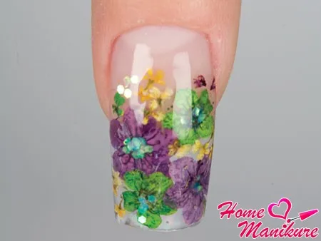 красивая выкладка сухоцветов на ногте