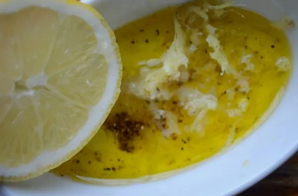 Заправка для фруктового салата и половинка лимона