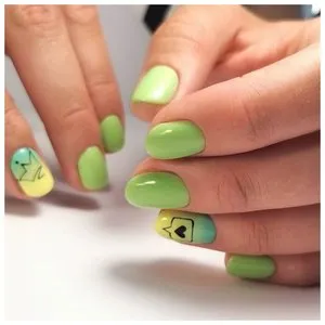 Нежный зеленые ногти с авокадо