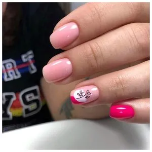 Нюдовые ногти с розовым рисунком