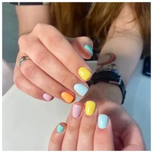 Нежные разноцветные ногти на лето