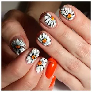 Красивые оранжевые ногти с ромашками