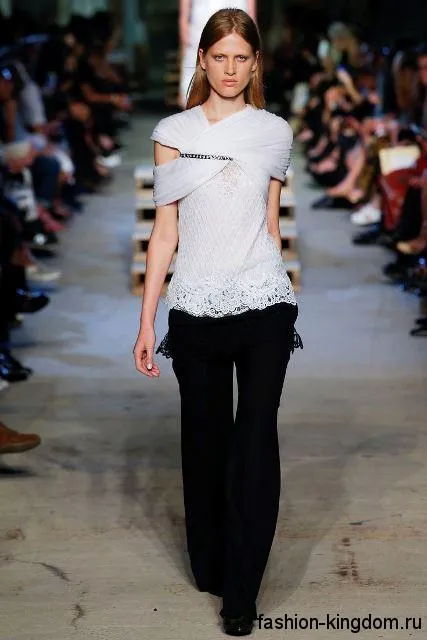 Широкие классические брюки черного цвета в сочетании с бледно-серой блузой с ажурными вставками от Givenchy.