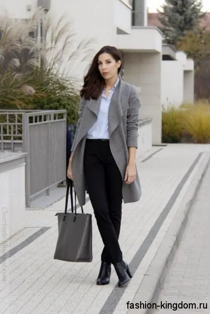 Черные классические брюки с высокой талией в тандеме с белой рубашкой, серым тонким пальто и черными ботильонами на каблуке.