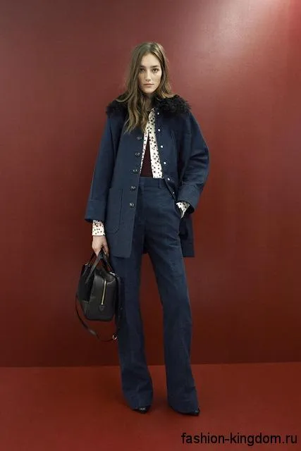 Широкие классические брюки синего тона, с высокой талией гармонируют с пальто темно-синего цвета из коллекции Sonia Rykiel.