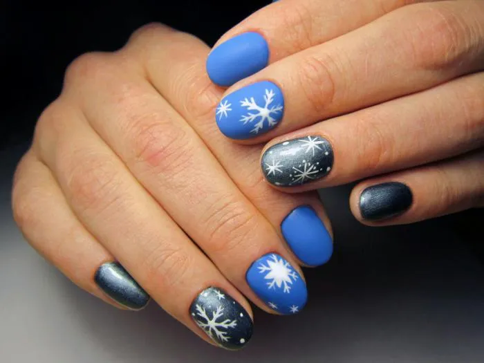 Примеры маникюра со снежинками на коротких ногтях