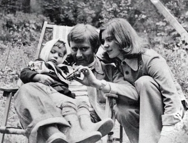 Андрей Миронов с приёмной дочкой и второй женой 