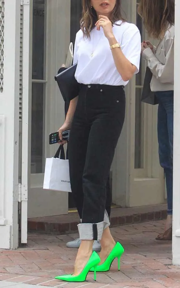комплект с черными джинсами, белой футболкой, салатовыми туфлями