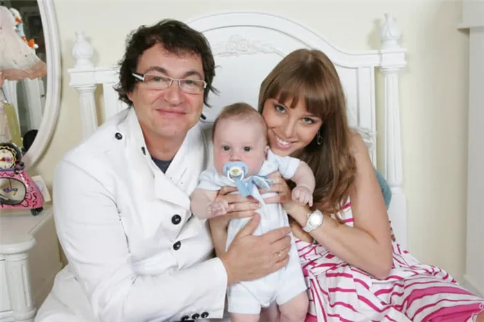 Дмитрий Дибров с Полиной Наградовой и сыном