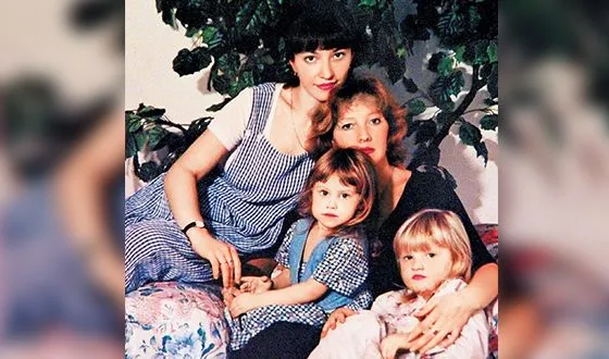 Елена Проклова с дочерьми и внучкой Алисой (посередине)
