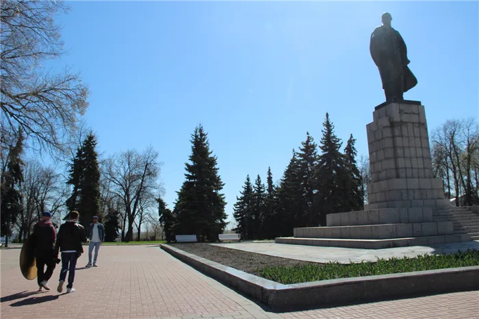 Подводку к программе записывали на Соборной площади, рядом с памятником вождю мирового пролетариата