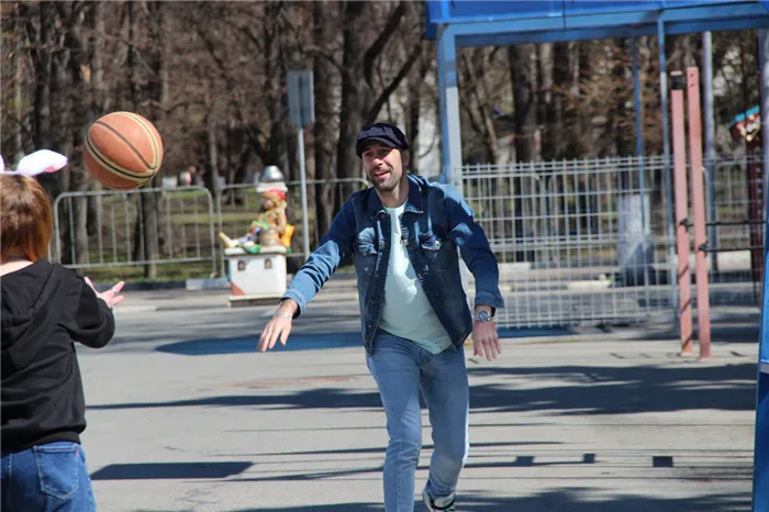 танцор Папунаишвили успел сыграть с местной ребятней в баскетбол