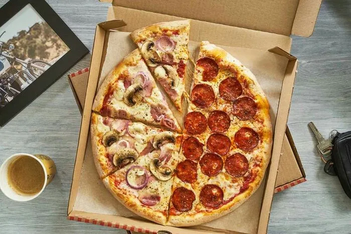 Зачем-то круглой пицце подобрали квадратную коробку. /Фото: italianpizza24.ru