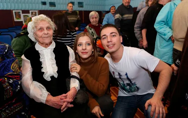 Лиза Арзамасова помогает старикам