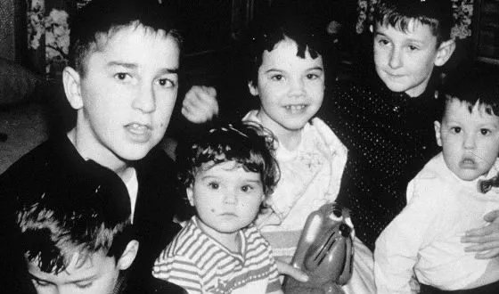 Мадонна (в центре) с братьями и сестрой