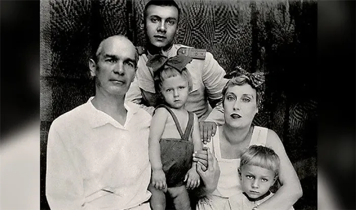 Олег Янковский с родителями и старшими братьями (в центре)