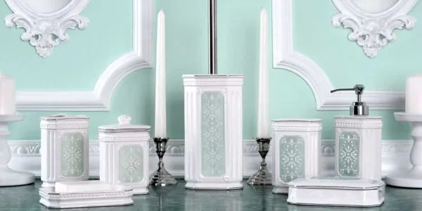 Для интерьера ванной в классическом стиле аксессуары из керамики с орнаментом 