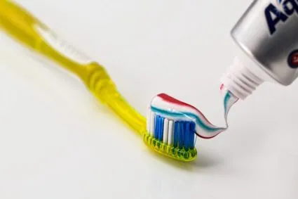 Зубная паста - один из ответов на вопрос, чем можно заменить жидкость для снятия лака