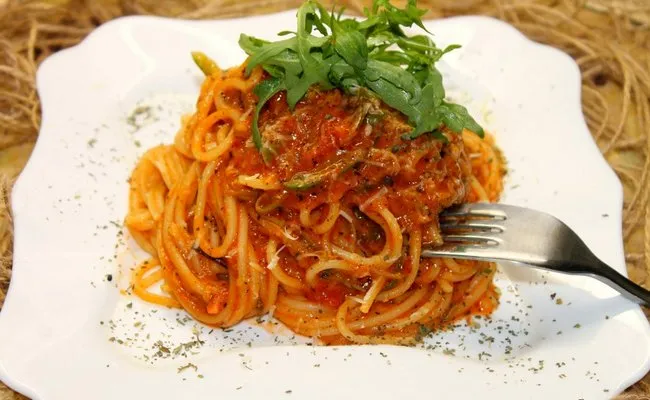 Спагетти без мяса с подливой из томатной пасты с добавлением моркови и лука
