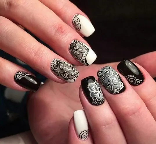 Черно белый френч на ногтях со стразами, рисунками, красивым дизайном. Идеи и фото