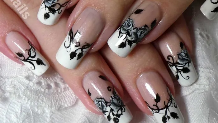 Элегантные розы украшают черно-белый френч на длинных ногтях.