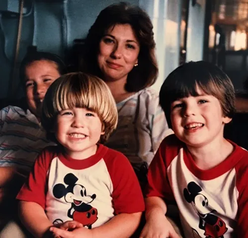Крис Эванс (справа) с мамой, братом и сестрой в детстве