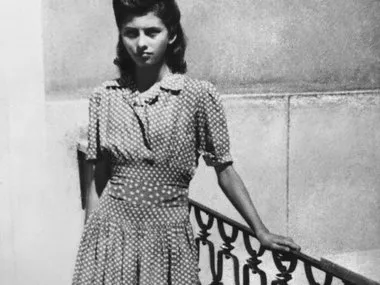 Slide image for gallery: 15369 | 1952 год: Софи 18 лет. | Фото: legion-media.ru
