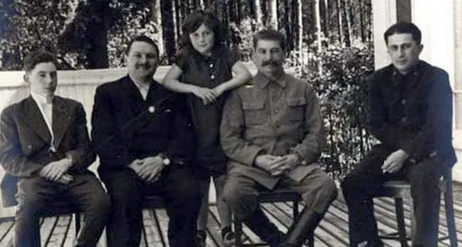 Иосиф Сталин с детьми