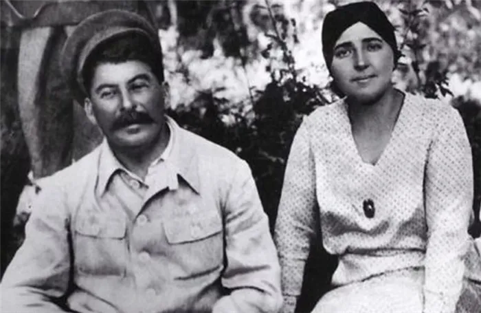 Иосиф Сталин со второй женой Надеждой Аллилуевой