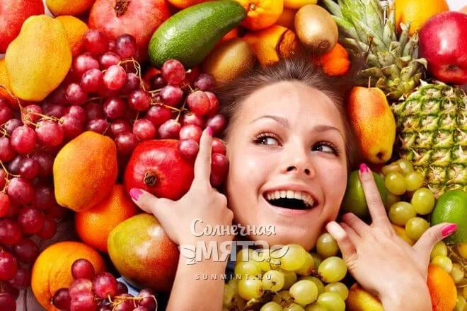 Девушка окружена фруктами со всех сторон, фото
