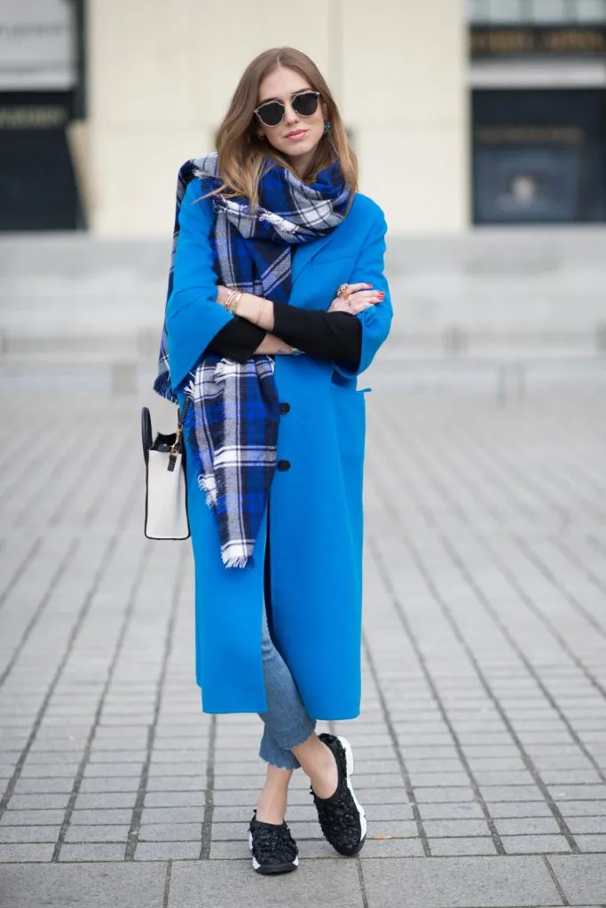 Синее пальто с шарфом