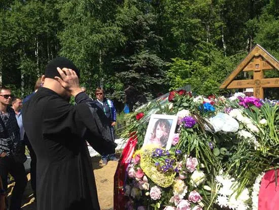 Похороны Жанны Фриске: могила утопает в цветах