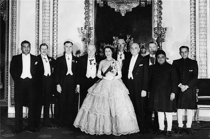 Королева Елизавета II с премьер-министрами и руководителями стран Содружества, включая Уинстона Черчилля. Декабрь 1952 года