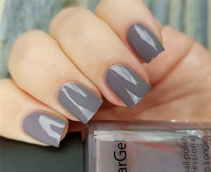 Светло серый дизайн ногтей на коротких ногтях