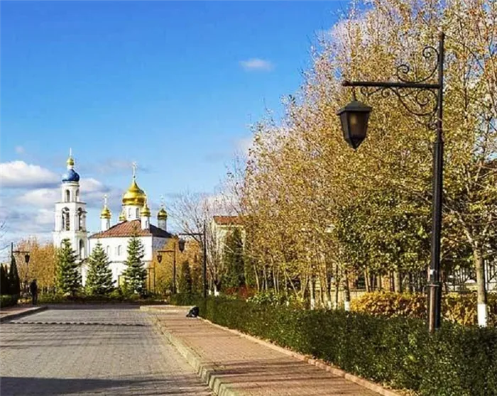 На территории посёлка построен православный храм
