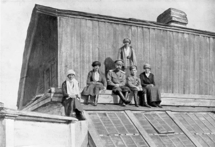 Николай II и его дти на крыше дома в Тобольске, 1917