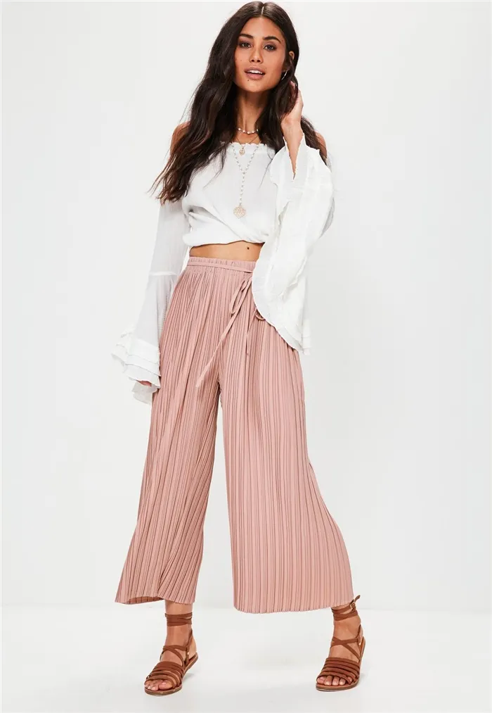 брюки-кюлоты розовые в полоску и белая блузка