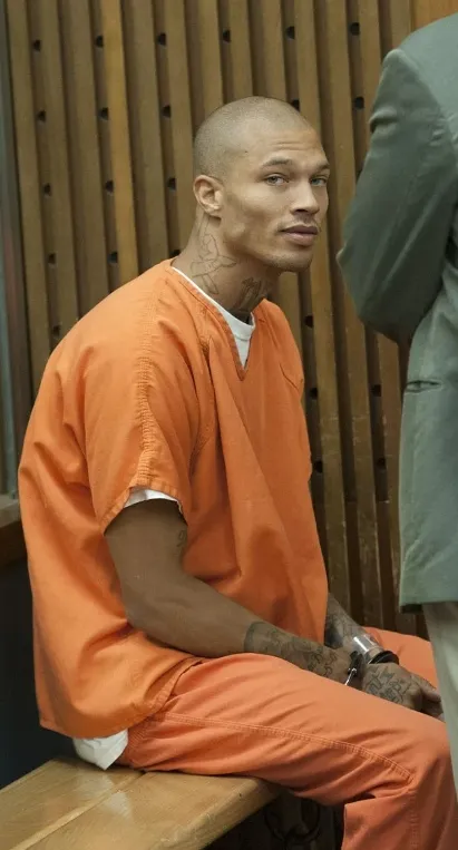 Мужская модель Джереми Микс в тюремной одежде