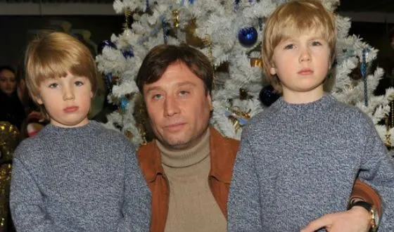 На фото: третий муж Марии Шукшиной с сыновьями