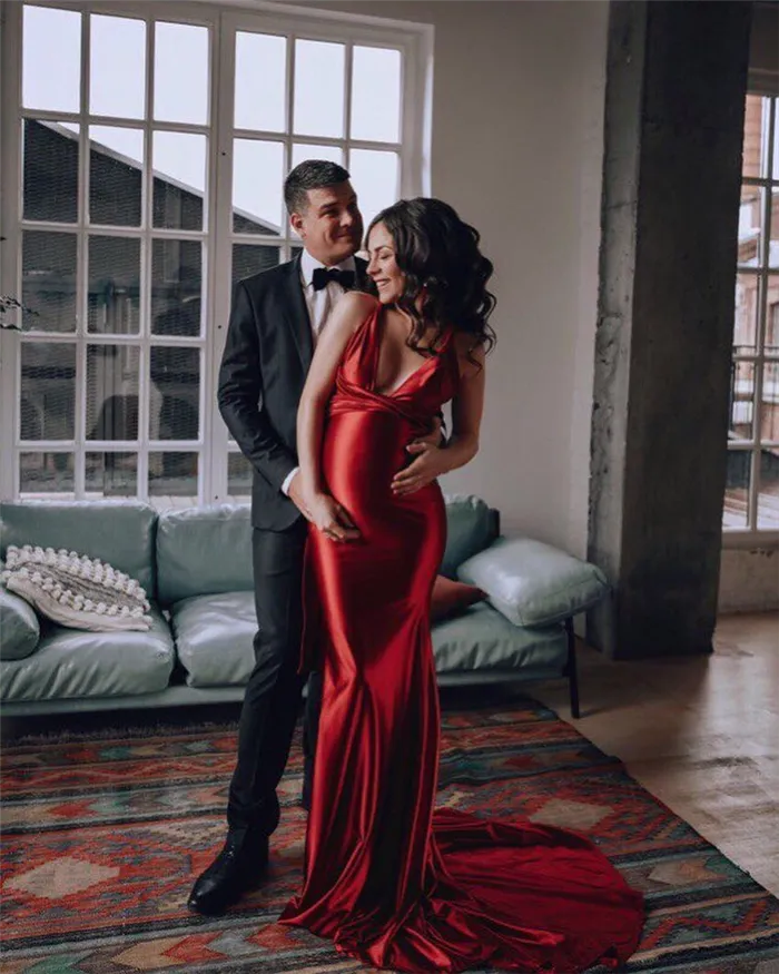 Девушка в ярко-красном платье в фотостудии с мужем