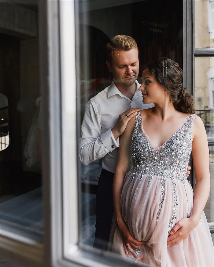 Студийное фото беременной с мужем через окно