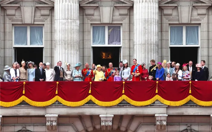 Британская королевская семья наблюдает за парадом